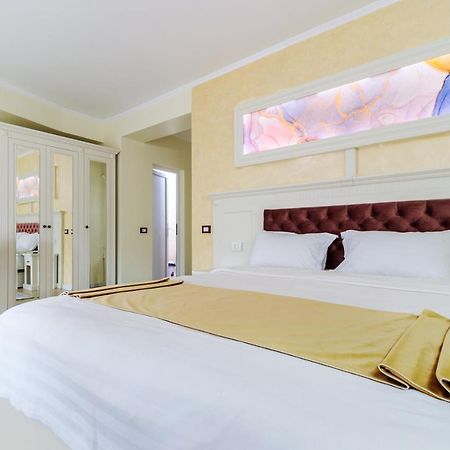 Hotel Central - Бэи­ле-Олэ­неш­ти Экстерьер фото