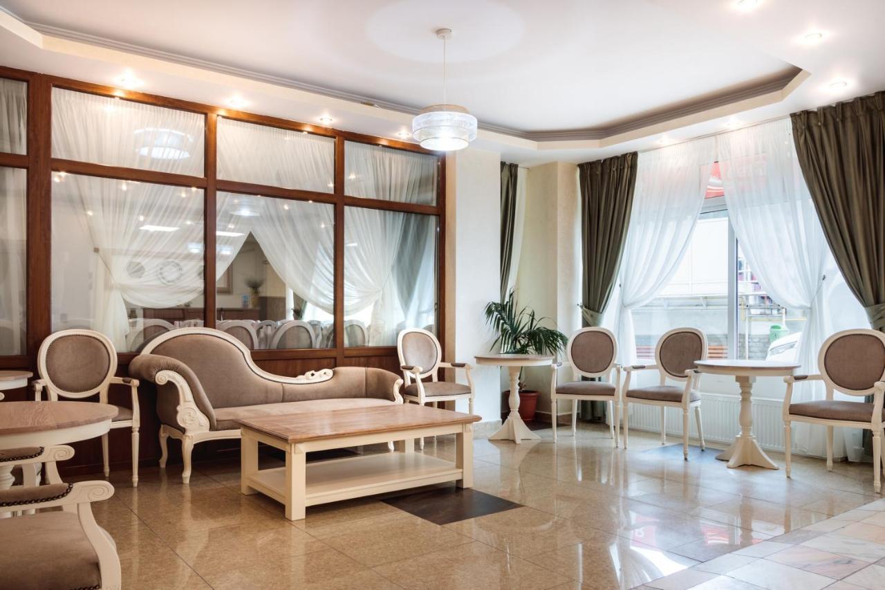Hotel Central - Бэи­ле-Олэ­неш­ти Экстерьер фото