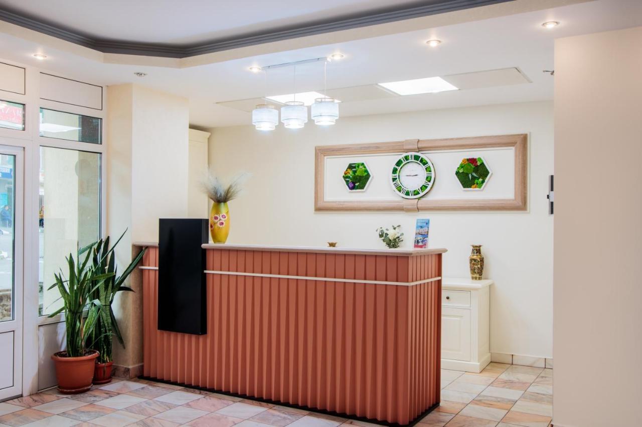 Hotel Central - Бэи­ле-Олэ­неш­ти Экстерьер фото