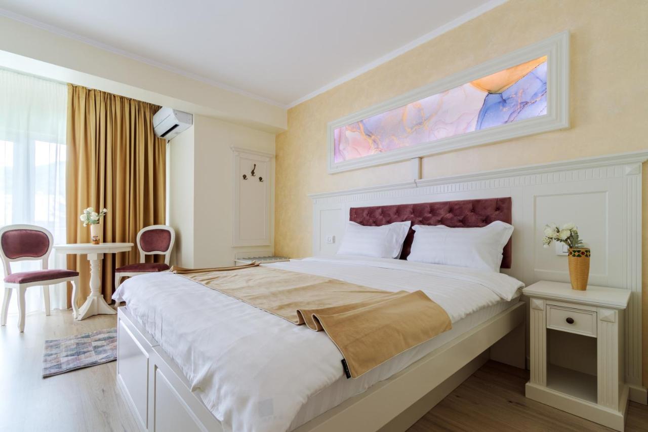 Hotel Central - Бэи­ле-Олэ­неш­ти Экстерьер фото