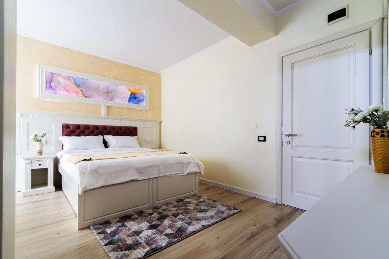 Hotel Central - Бэи­ле-Олэ­неш­ти Экстерьер фото