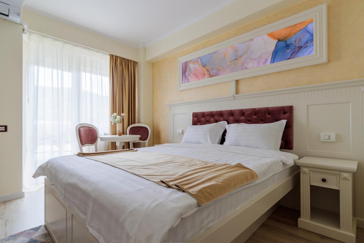 Hotel Central - Бэи­ле-Олэ­неш­ти Экстерьер фото