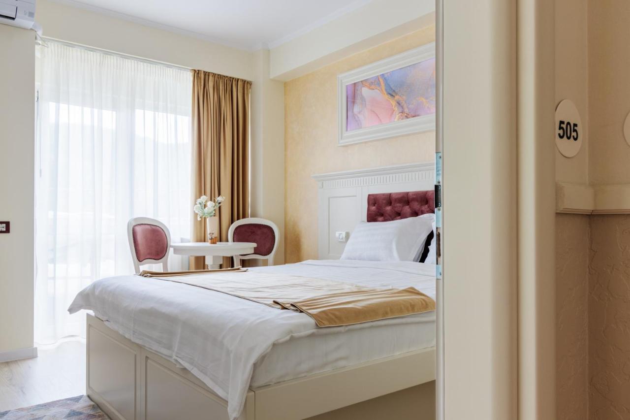 Hotel Central - Бэи­ле-Олэ­неш­ти Экстерьер фото