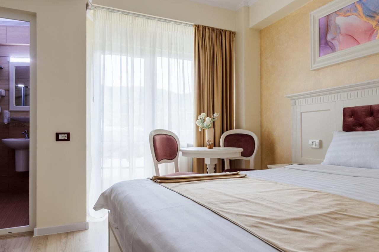 Hotel Central - Бэи­ле-Олэ­неш­ти Экстерьер фото