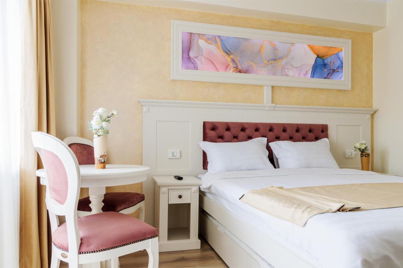 Hotel Central - Бэи­ле-Олэ­неш­ти Экстерьер фото