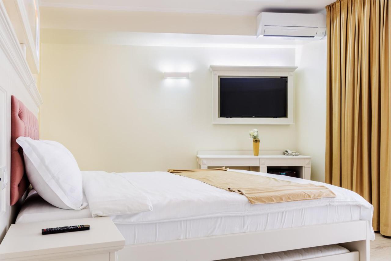 Hotel Central - Бэи­ле-Олэ­неш­ти Экстерьер фото