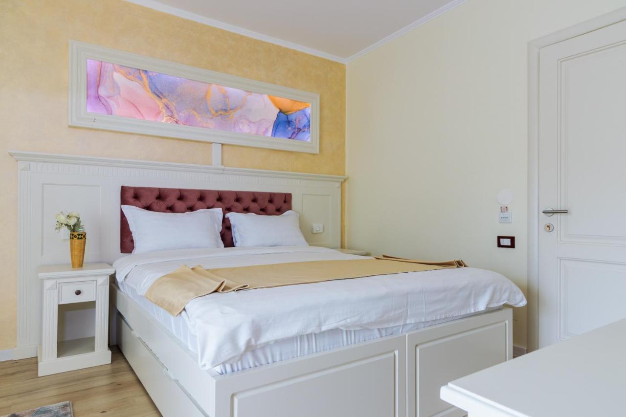 Hotel Central - Бэи­ле-Олэ­неш­ти Экстерьер фото