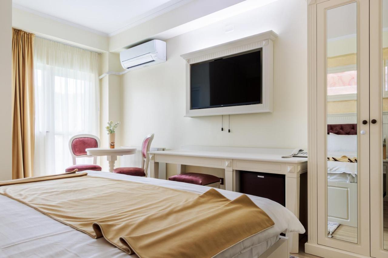 Hotel Central - Бэи­ле-Олэ­неш­ти Экстерьер фото